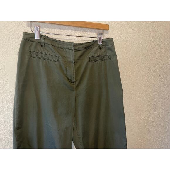 Chico’s Forrest Green Chino Style Capri Pants Size 1 (Medium 8) Minimalist - Picture 2 of 10